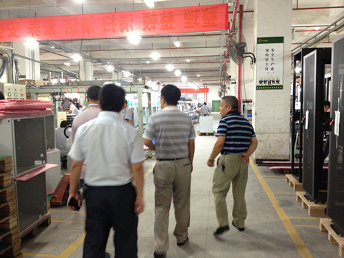 中航领导视察华技样板线 肯定成效共商发展新策略