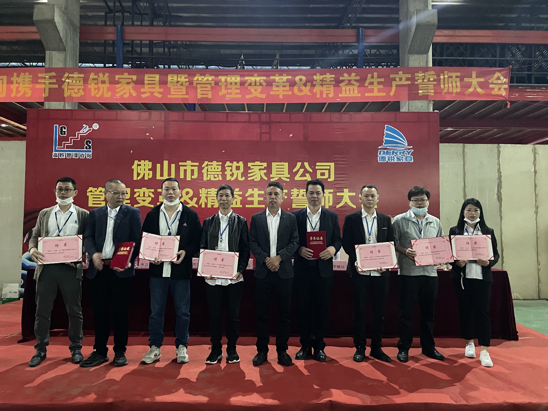 1650022573142738.jpg 颁发聘书.jpg